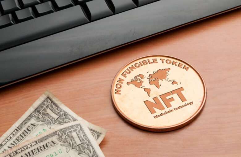 NFTの通貨とお金が並んでいる